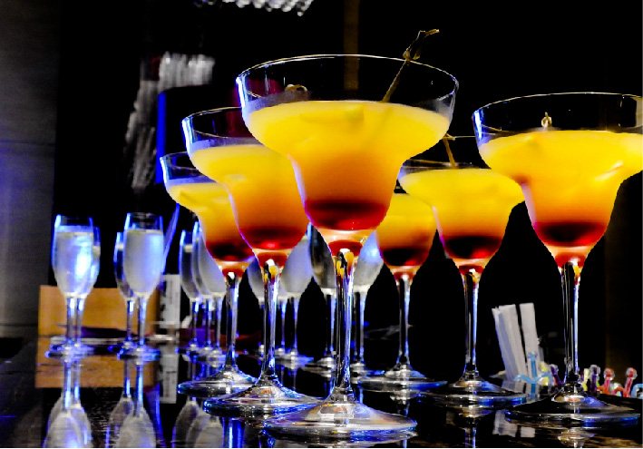 排列着的鸡尾酒饮料(企业商用)